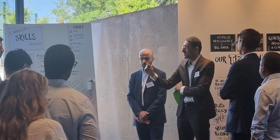 تنفيذًا لتعليمات معالي وزير الداخلية، هيئة المعلومات والحكومة الإلكترونية تُشارك في جلسات منتدى الاقتصاد العالمي النقاشية